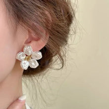 Cargar imagen en el visor de la galería, Aretes Flor de Nácar (Oferta 2x1) - Moroveta
