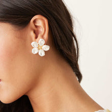 Cargar imagen en el visor de la galería, Aretes Flor de Nácar (Oferta 2x1) - Moroveta
