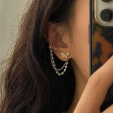 Cargar imagen en el visor de la galería, Aretes Mariposa con perlas - Moroveta