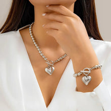 Cargar imagen en el visor de la galería, Conjunto de pulsera y collar con colgante de corazón de perlas