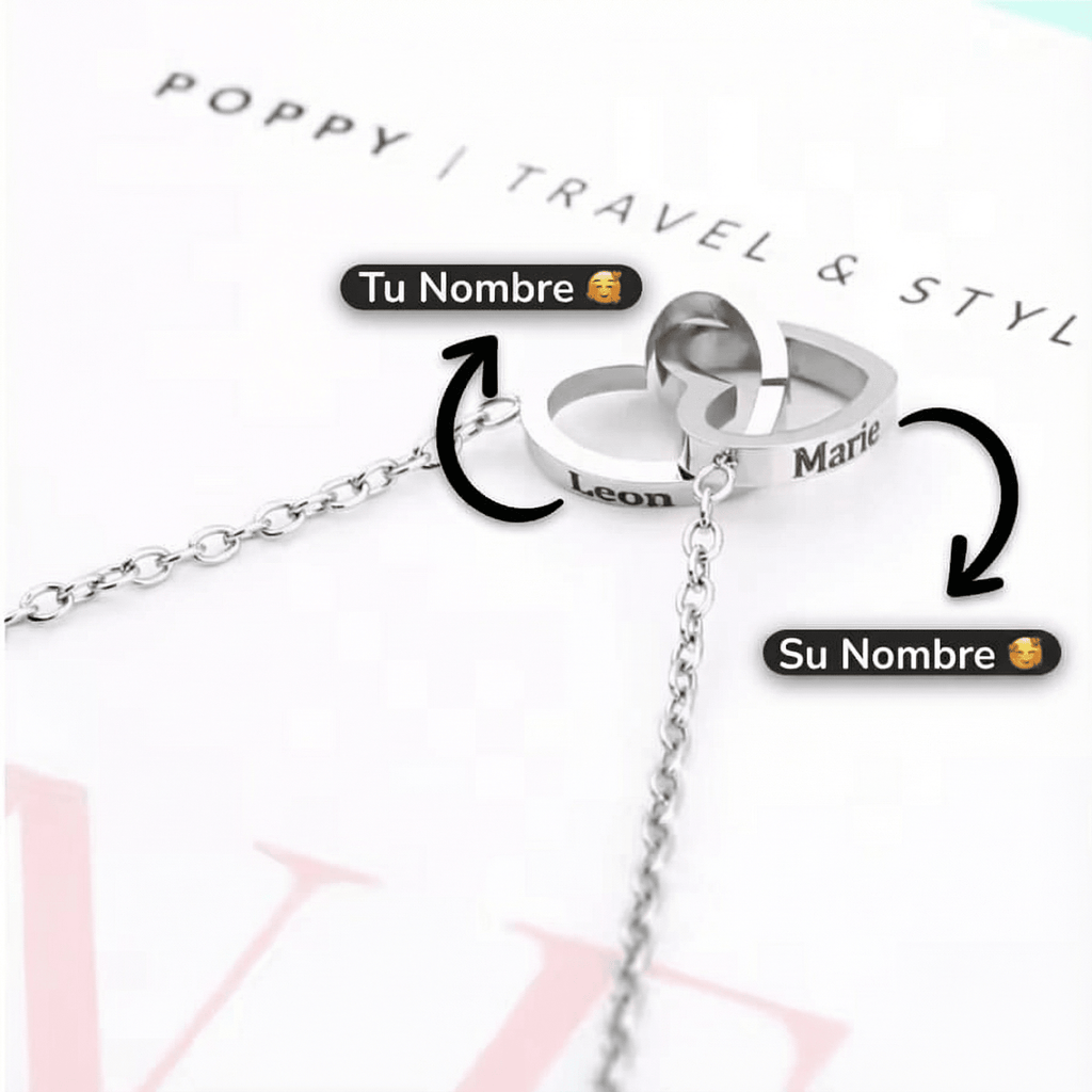 Collar corazón personalizado con dos anillos grabados con nombres, presentado en una caja corazón junto a una rosa eterna. El texto en español muestra "Tu Nombre" y "Su Nombre", indicando dónde personalizar cada anillo.