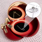 A Caja Corazón con Rosa Eterna y Collar Corazón Personalizado en una caja roja y dorada-un regalo ideal.