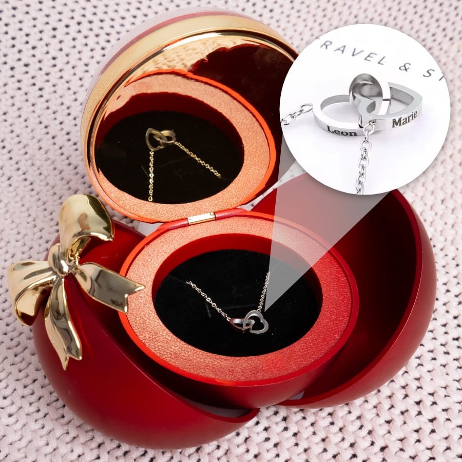 A Caja Corazón con Rosa Eterna y Collar Corazón Personalizado en una caja roja y dorada-un regalo ideal.