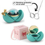 Caja Corazón con rosa eterna y collar corazón personalizado, presentada en una caja regalo rosa y con espejo redondo en la tapa.
