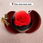 A Caja Corazón con rosa eterna y collar corazón personalizado descansa sobre una superficie beige. Un letrero arriba dice 🌹 Con una rosa real, con una flecha señalando la rosa en el interior de la caja.