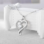 El Collar "A mi Esposa" es un elegante colgante en forma de corazón con gema central y cristales, en cadena delicada de acero inoxidable. Ideal como regalo para parejas y ocasiones especiales.