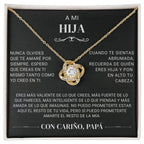 El "Collar 'A mi hija' - Con cariño Papá" es un collar de oro con un colgante brillante en una caja negra, con un sentido mensaje en español de padre a hija que expresa amor, ánimo y orgullo.