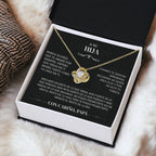 El collar "A mi hija" - Con cariño Papá, con un colgante de corazón, se presenta en una caja de regalo negra con un sentido mensaje en español de padre a hija -un regalo perfecto papá a hija- expuesto sobre una suave superficie blanca.