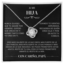 Cargar imagen en el visor de la galería, El Collar &quot;A mi Hija&quot; - Con cariño Papá se muestra en una tarjeta negra con mensaje grabado en español de un padre a su hija, transmitiendo amor y apoyo. Es el regalo perfecto para tu hija.