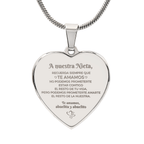 Collar "A nuestra nieta" de corazón, plateado y grabado en español con un emotivo mensaje de abuelos a su nieta: un regalo perfecto que expresa amor incondicional y la promesa de siempre valorar a su nieta.