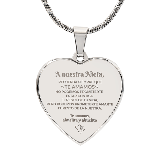 Collar "A nuestra nieta" de corazón, plateado y grabado en español con un emotivo mensaje de abuelos a su nieta: un regalo perfecto que expresa amor incondicional y la promesa de siempre valorar a su nieta.
