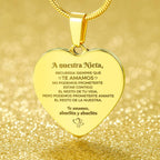 El Collar "A nuestra nieta" de corazón, grabado en español con un mensaje especial de sus abuelos, es el regalo perfecto para nietas y un recuerdo inolvidable sobre fondo dorado brillante.