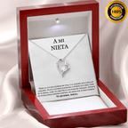 El collar Amor eterno es un collar de plata en forma de corazón con un colgante de cristal, presentado en un joyero rojo. La tapa interior reza A MI NIETA con un cariñoso mensaje, además de un distintivo dorado 100% satisfacción garantizada en la esquina superior derecha.