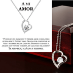 El collar Amor eterno, un collar de plata en forma de corazón con una piedra preciosa brillante, se presenta en una caja de madera oscura junto a un mensaje de amor en español, perfecto como regalo para mujer que expresa afecto y gratitud eternos.