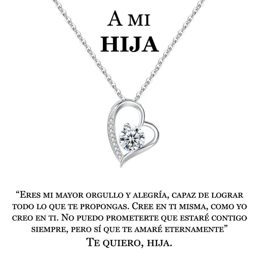 El collar Amor eterno - A mi hija es un collar de plata en forma de corazón con un diamante central, fabricado en acero inoxidable, con un cariñoso mensaje en español de padres a hija: un precioso regalo lleno de amor, orgullo y apoyo.