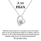 El collar Amor eterno - A mi hija es un collar de plata en forma de corazón con un diamante central, fabricado en acero inoxidable, con un cariñoso mensaje en español de padres a hija: un precioso regalo lleno de amor, orgullo y apoyo.