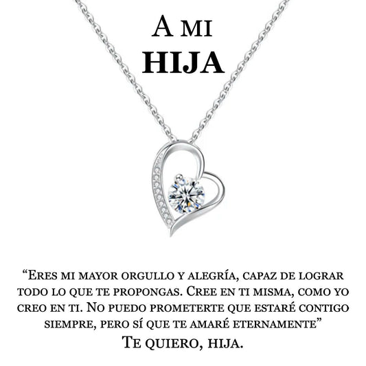 El collar Amor eterno - A mi hija es un collar de plata en forma de corazón con un diamante central, fabricado en acero inoxidable, con un cariñoso mensaje en español de padres a hija: un precioso regalo lleno de amor, orgullo y apoyo.