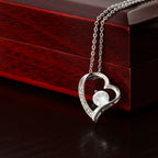 El Collar Amor eterno - Para mi hija presenta un colgante plateado en forma de corazón con diamantes pequeños y una gema central, colgando de una cadena, ideal como collar de acero inoxidable y perfecto regalo para hija.