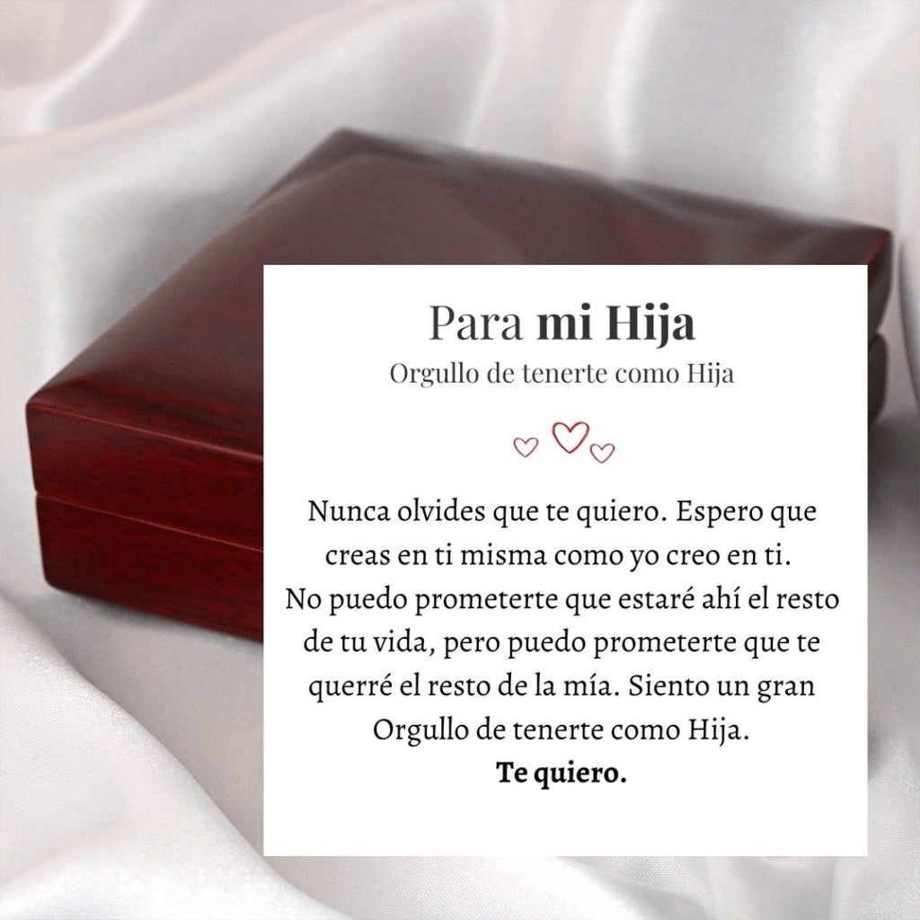Una caja de madera sobre satén blanco muestra un cariñoso mensaje en español para una hija sobre el amor y el orgullo-"Te quiero" destaca-haciendo del Collar Amor eterno - Para mi hija el regalo perfecto para hija.