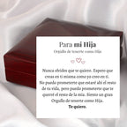 Una caja de madera sobre satén blanco muestra un cariñoso mensaje en español para una hija sobre el amor y el orgullo-"Te quiero" destaca-haciendo del Collar Amor eterno - Para mi hija el regalo perfecto para hija.