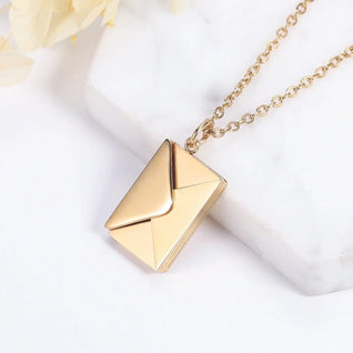 Collar con colgante de sobre personalizable