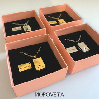 Collar con colgante de sobre personalizable
