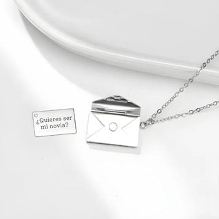 Collar con colgante de sobre personalizable