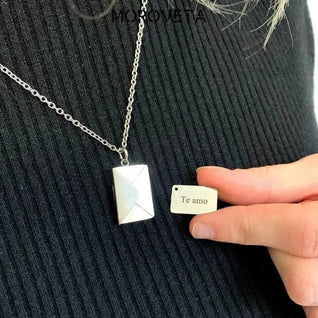 Collar con colgante de sobre personalizable