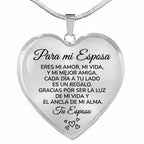 El collar con colgante "Para mi esposa" en color plateado presenta un dije de corazón grabado con una dedicatoria en español y pequeños corazones, ideal como regalo de amor de esposo a esposa.