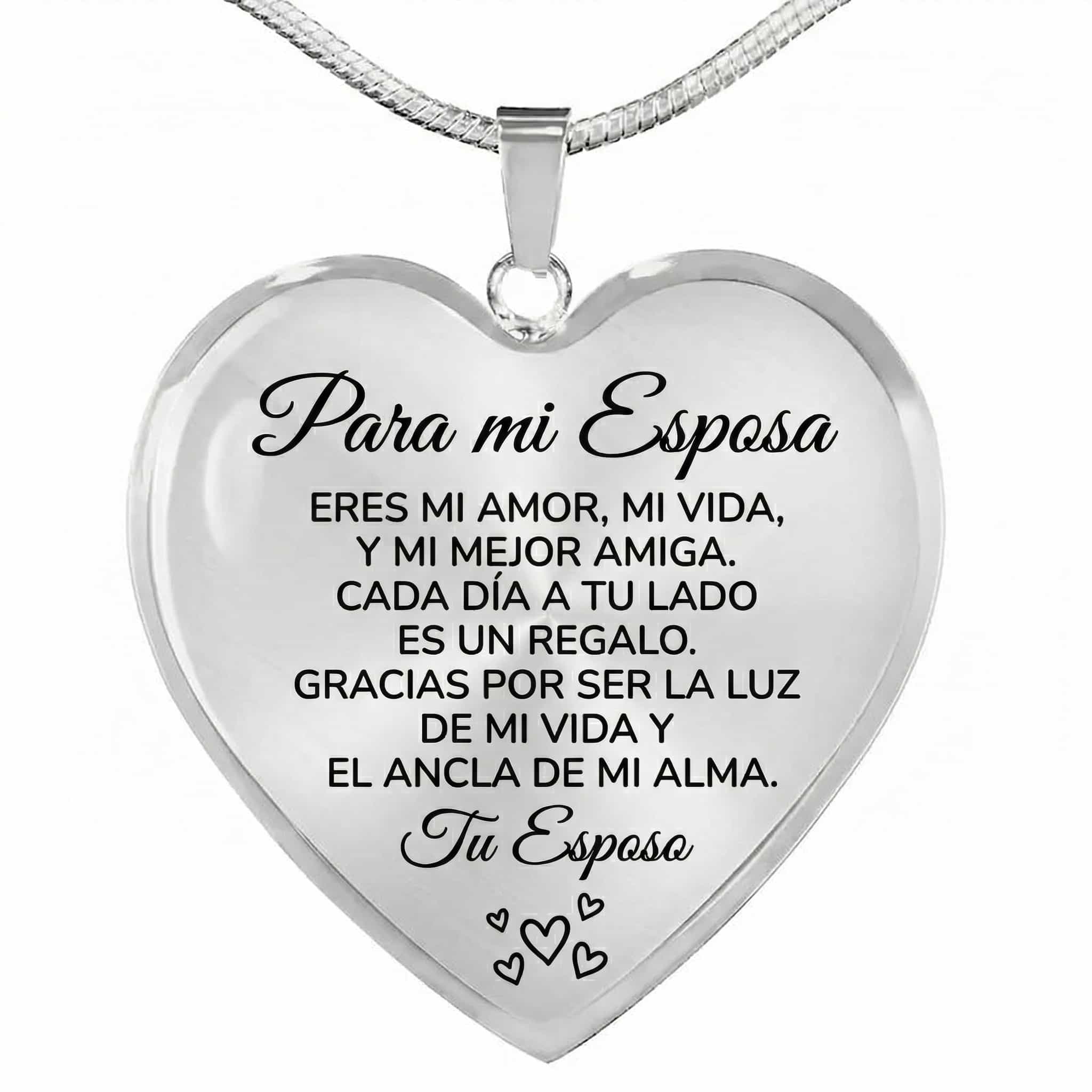 El collar con colgante "Para mi esposa" en color plateado presenta un dije de corazón grabado con una dedicatoria en español y pequeños corazones, ideal como regalo de amor de esposo a esposa.