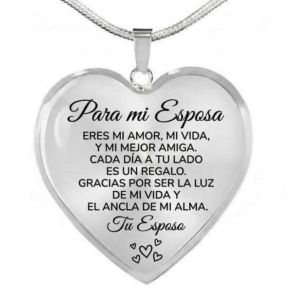 El collar con colgante "Para mi esposa" en color plateado presenta un dije de corazón grabado con una dedicatoria en español y pequeños corazones, ideal como regalo de amor de esposo a esposa.