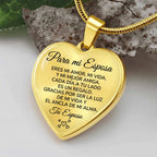 El Collar con colgante "Para mi esposa" es un regalo de amor: dorado, en forma de corazón, grabado en español con un mensaje especial y firmado "Tu Esposo" junto a ilustraciones de corazones.