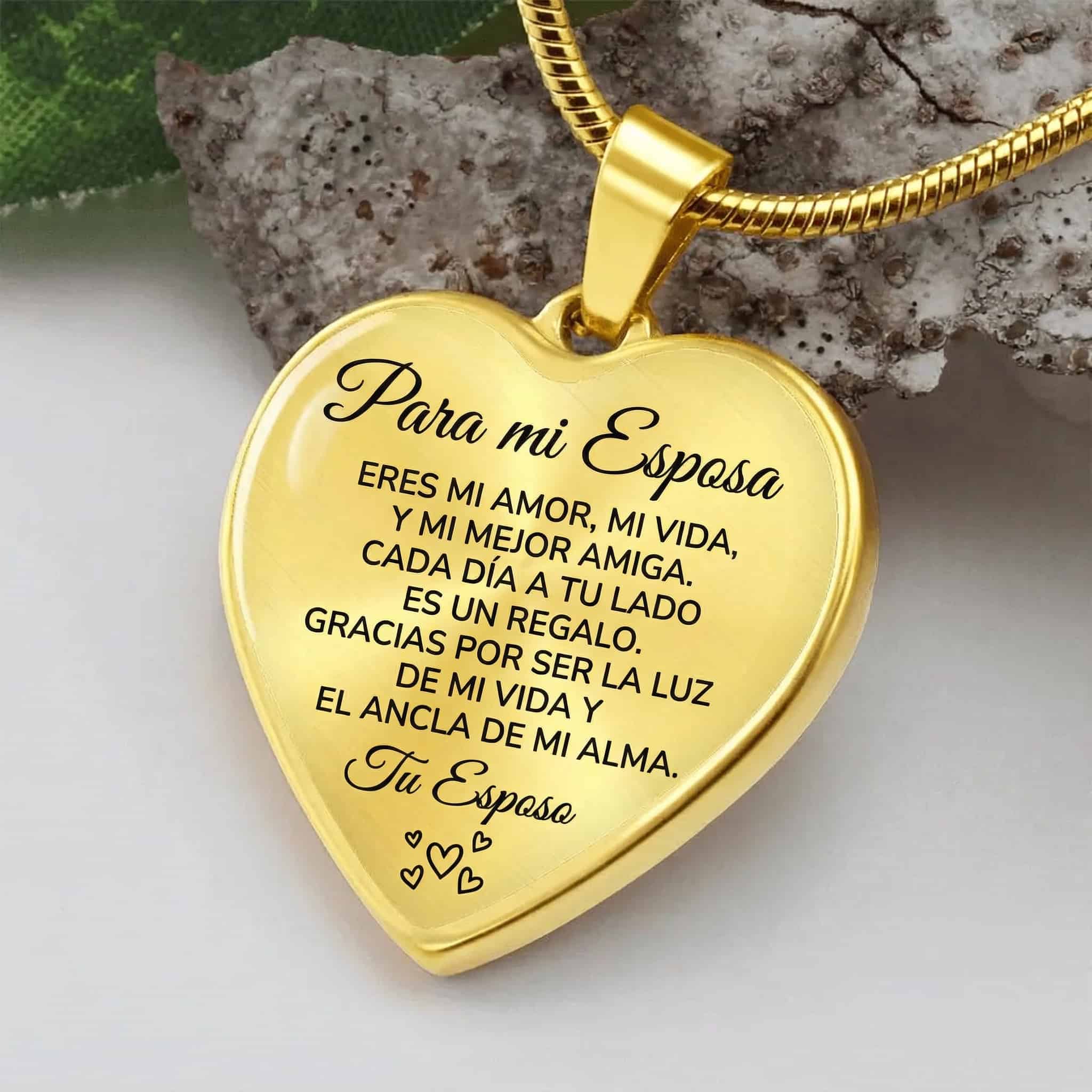 El Collar con colgante "Para mi esposa" es un regalo de amor: dorado, en forma de corazón, grabado en español con un mensaje especial y firmado "Tu Esposo" junto a ilustraciones de corazones.