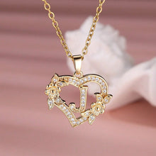 Cargar imagen en el visor de la galería, Collar con inicial en corazón - Moroveta