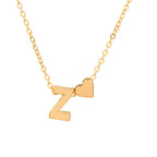 Collar con inicial y corazón: un delicado collar de oro con colgante de letra Z junto a un pequeño corazón, ideal como regalo personalizado.