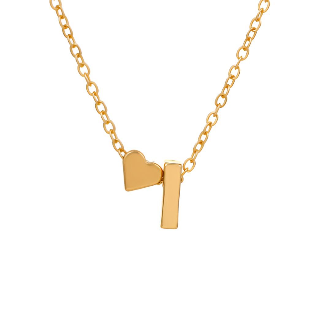 El collar con inicial y corazón es una cadena de oro con dos colgantes, un corazón y una barra rectangular brillante, uno al lado del otro. Perfecto como regalo personalizado o para combinar con tu collar con inicial favorito.