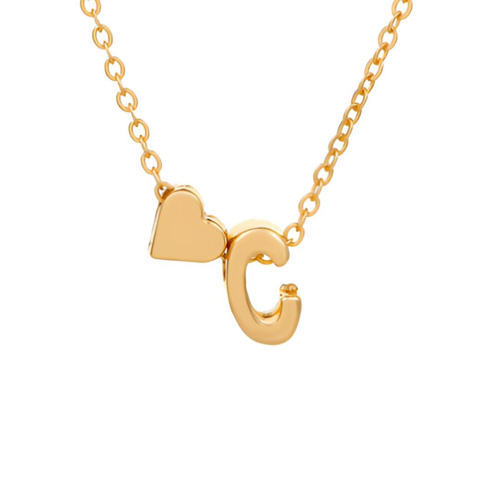 Collar con inicial y corazón: un delicado collar dorado con cadena fina, charm de corazón y letra C juntos como dijes-ideal como collar personalizado para regalo especial.