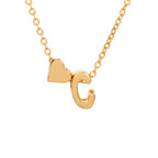 Collar con inicial y corazón: un delicado collar dorado con cadena fina, charm de corazón y letra C juntos como dijes-ideal como collar personalizado para regalo especial.