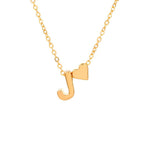 El Collar con inicial y corazón es un elegante collar dorado con cadena delicada, charm de letra J y un pequeño corazón, ideal como regalo personalizado.