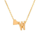 El collar con inicial y corazón incluye una cadena de oro con un colgante de corazón junto a la inicial que elijas, un regalo personalizado perfecto. Ambos colgantes se unen con elegancia para dar un toque de estilo y significado.