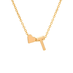 Collar con inicial y corazón: un collar de cadena dorada con un charm de corazón junto a una letra T mayúscula, ideal como regalo personalizado.