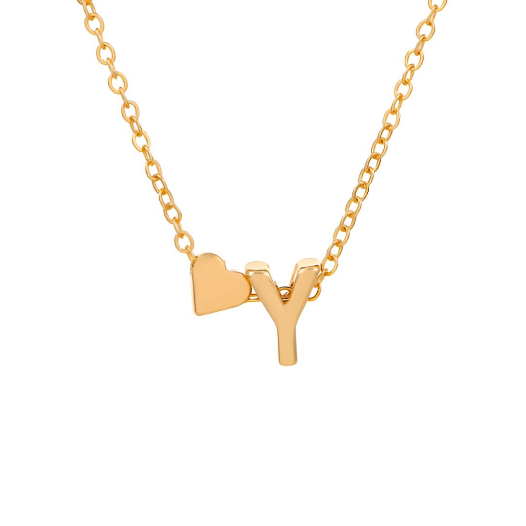 El collar con inicial y corazón es una elegante cadena dorada con dos dijes: un pequeño corazón y una letra Y, ideal como regalo personalizado.