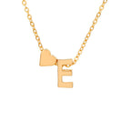 El Collar con inicial y corazón es un collar de oro con un dije de corazón junto a una letra, ideal como regalo personalizado o para quienes buscan un collar con inicial.