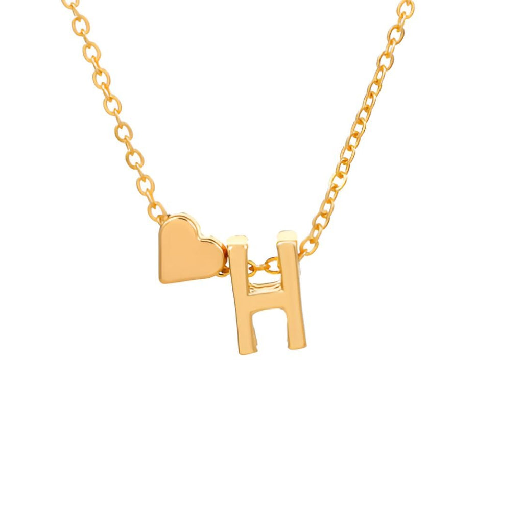 Collar con inicial y corazón: una cadena dorada con dije de corazón y la letra H, ambos colgando juntos sobre fondo blanco. Un regalo personalizado ideal.