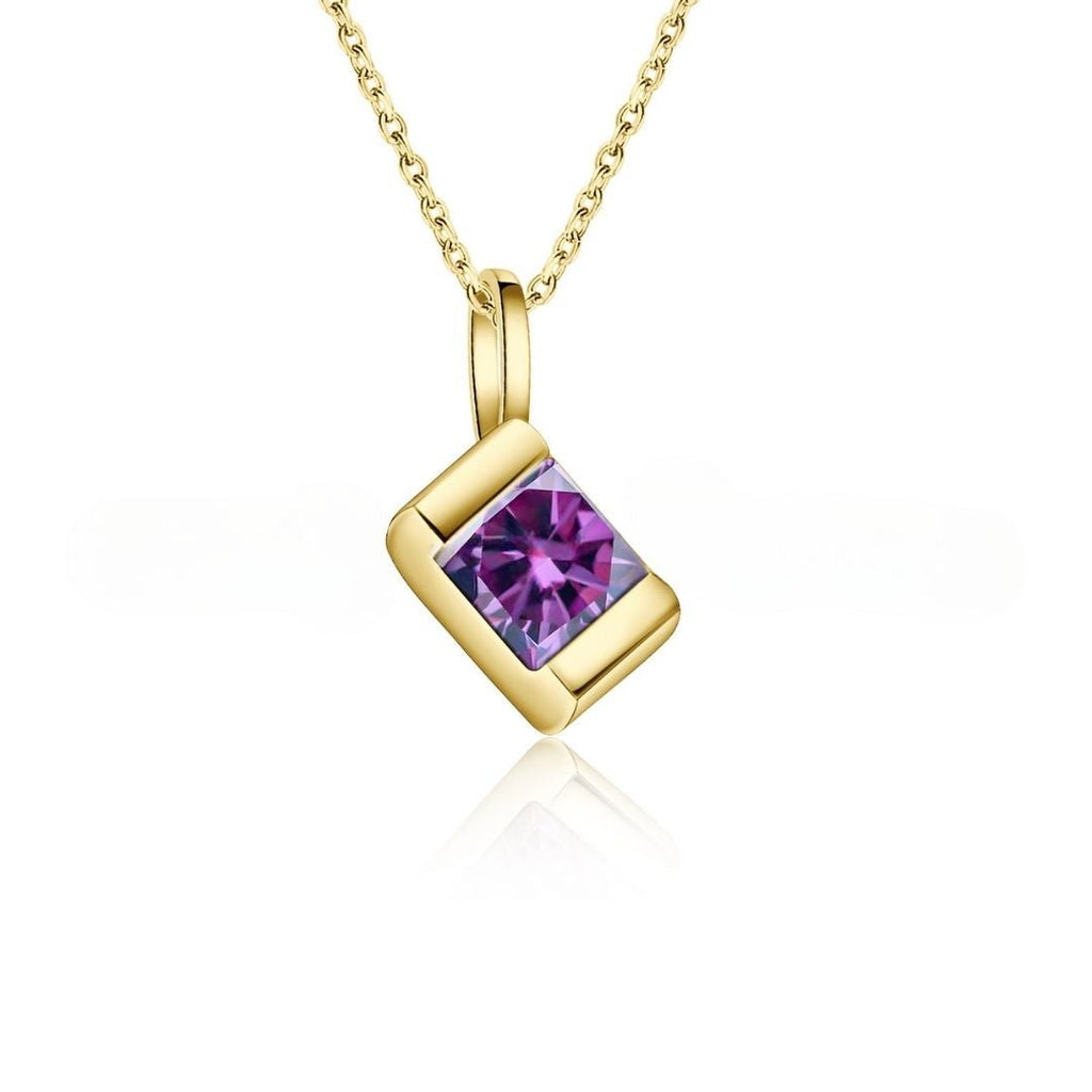 El Collar con múltiples piedras de nacimiento destaca un dije cuadrado con gema púrpura vibrante, sobre fondo blanco, ideal como regalo para mamá o para lucir piedras de nacimiento únicas.