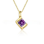El Collar con múltiples piedras de nacimiento destaca un dije cuadrado con gema púrpura vibrante, sobre fondo blanco, ideal como regalo para mamá o para lucir piedras de nacimiento únicas.