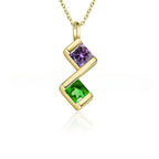 Collar con múltiples piedras de nacimiento: elegante collar personalizado en oro con diseño en zigzag, engastado con gemas cuadradas moradas y verdes, perfecto regalo para mamá, presentado sobre fondo blanco.