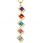 El Collar con múltiples piedras de nacimiento presenta un colgante dorado en zigzag con cinco piedras cuadradas en morado, rojo, azul, rosa y transparente-un regalo ideal para mamá.