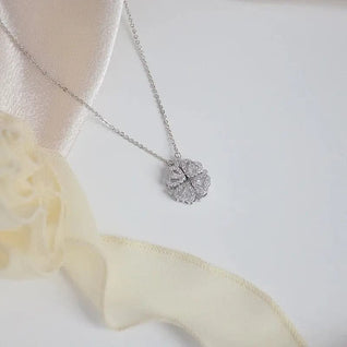 Collar con trébol de cuatro corazones