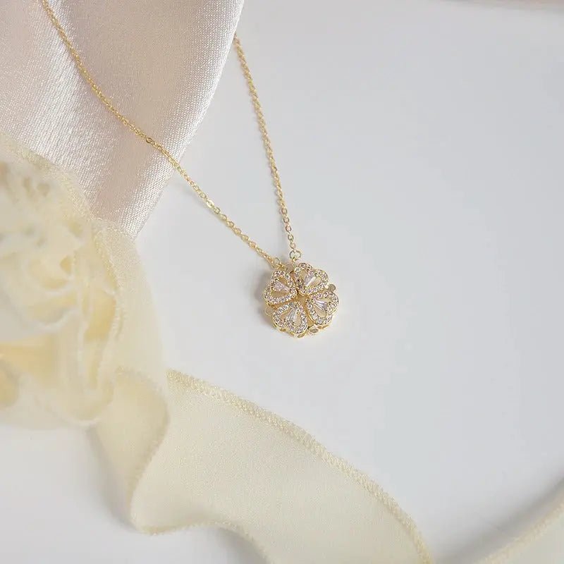 Collar con trébol de cuatro corazones + caja de rosa - Moroveta